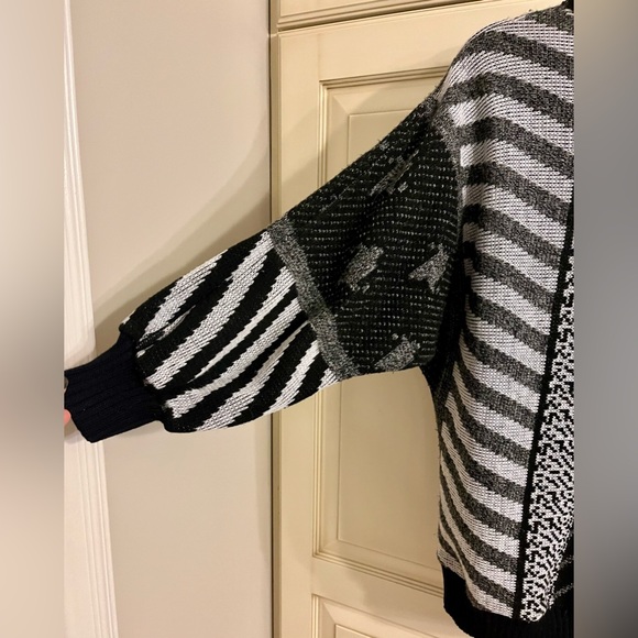 Y2K abstract sweater. Black and white, dolman sleeves. Size L/XL - Picture 4 of 4